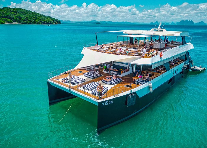 Luxury Boat to James Bond Islands with Lunch and Sunset Dinner