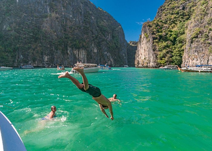 Full Day Phi Phi and Bamboo Islands Tour by Speed Catamaran