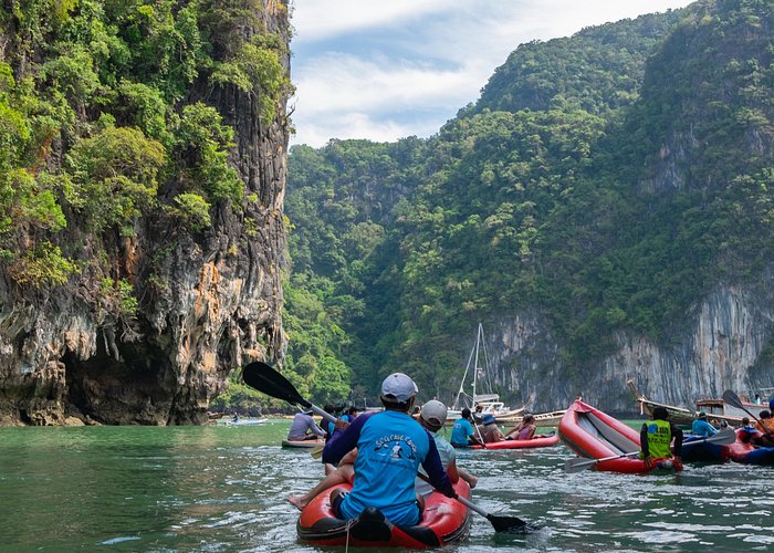Hong by Starlight: Sea Cave Kayaking and Loy Krathong Floating