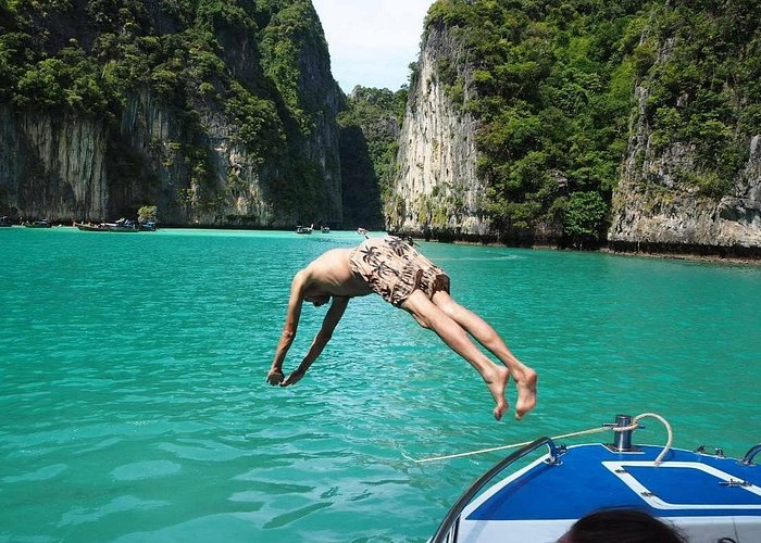 Phi Phi Island by Premium Speedboat with Lunch from Phuket